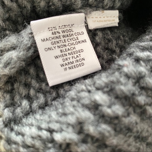 GREY TURTLENECK SWEATER VEST - Picture 5 of 5